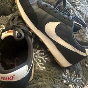 Women’s popular Nike Day break sneakers. Worn very few times.